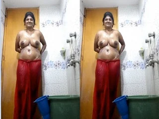 Bhabhi Bathing and Shows Pussy